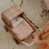 OlliElla-Puppenwagen-rattan-strolly-04