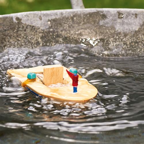 Moses-Holzboot-mit-Gummimotor-02