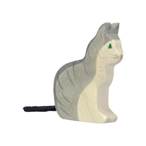 Goki-Katze-sitzend-01