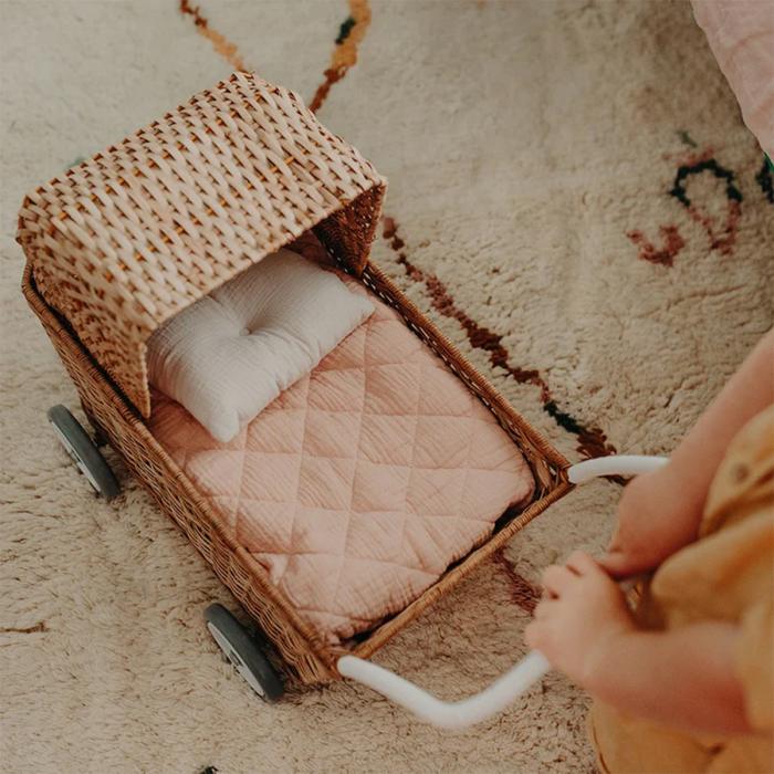 OlliElla-Puppenwagen-rattan-strolly-04