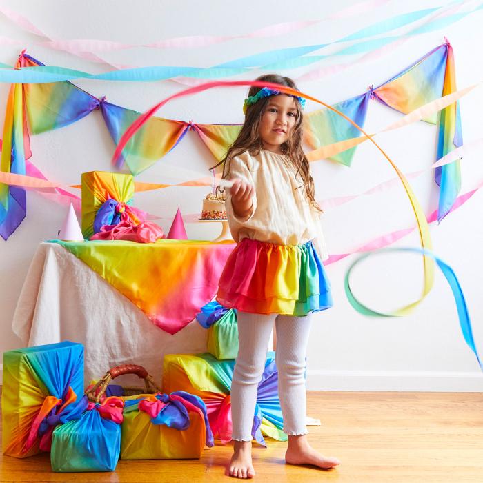 Sarah´s-Silks-rainbow-streamer-long-02.jpg