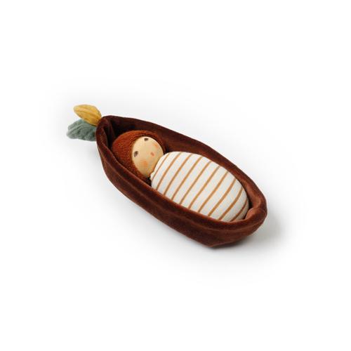 Nanchen-Natur-Eichenbaby-im-Rindenbett-01
