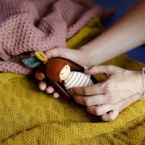 Nanchen-Natur-Eichenbaby-im-Rindenbett-02